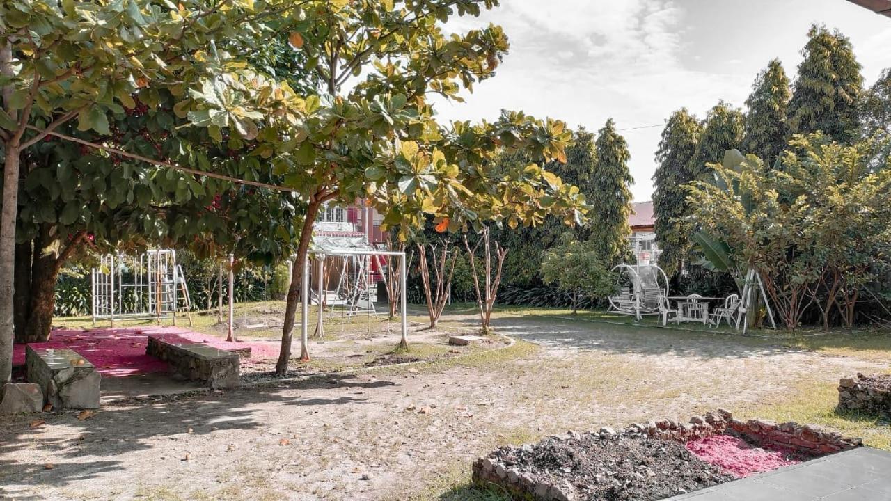 Brussels Homestay Balige Eksteriør billede