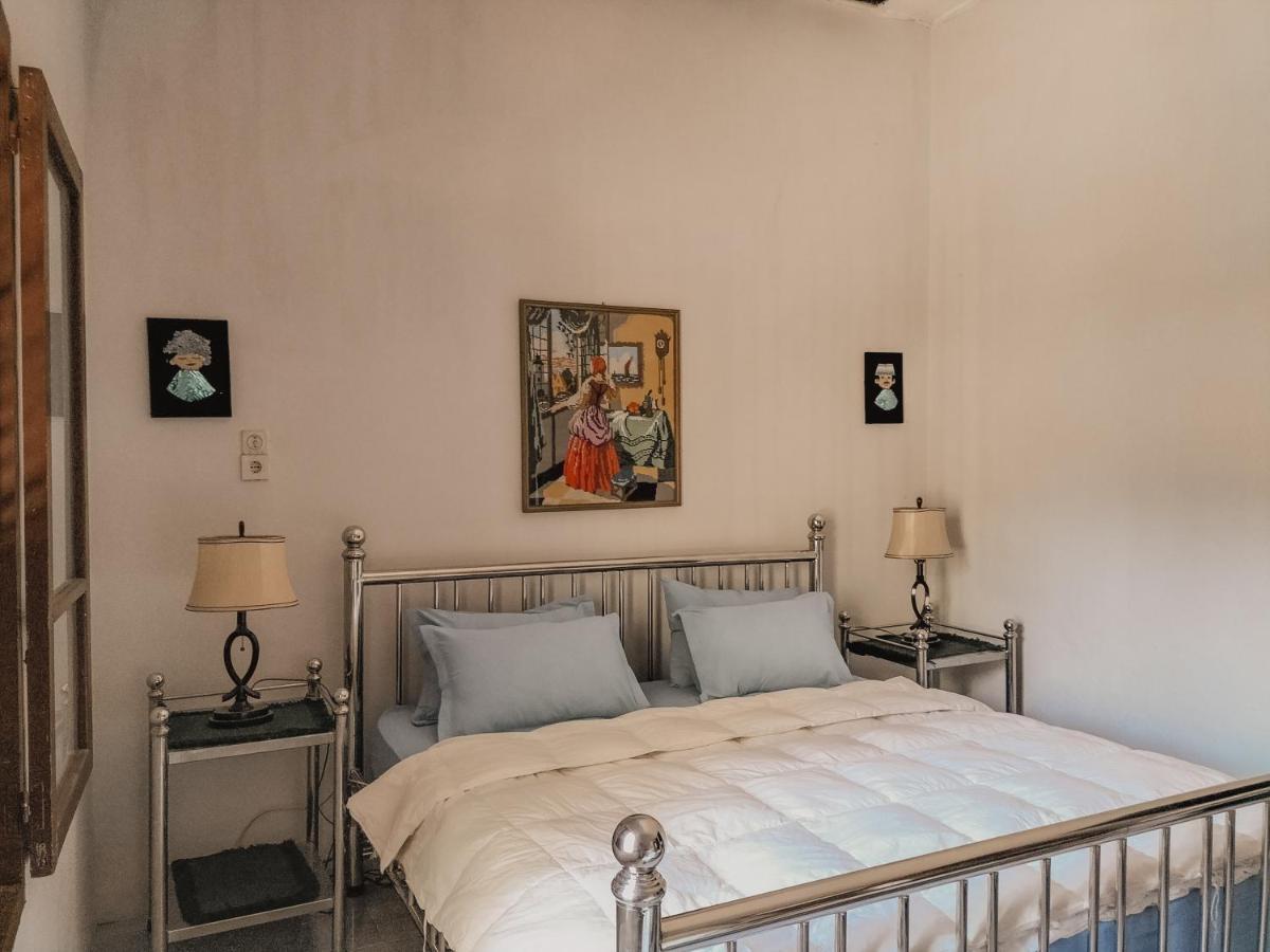 Brussels Homestay Balige Eksteriør billede